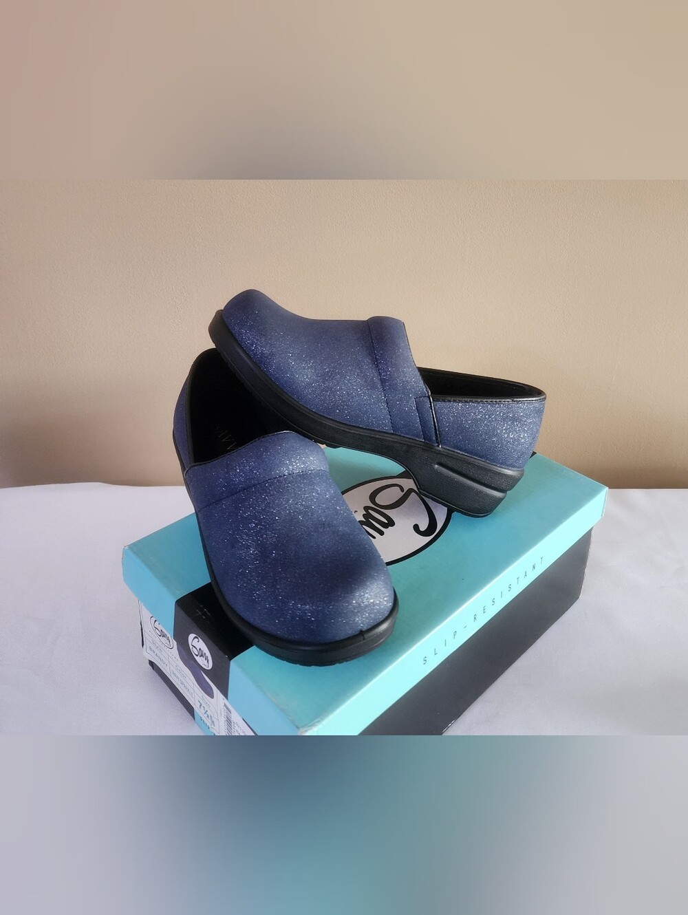 NIB Savvy Brandy Nursing Work Shoes Slip Resistant Navy Sparkle